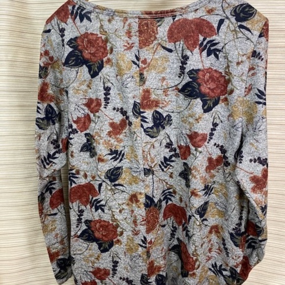 Per Se pullover shirt, Women's 1X, Soft gray with navy & rust color flowers - Picture 6 of 6